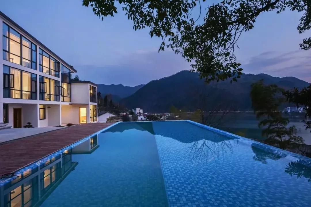 把千岛湖“装”进自家民宿，做了一个无敌湖景泳池，让无数人尖叫
