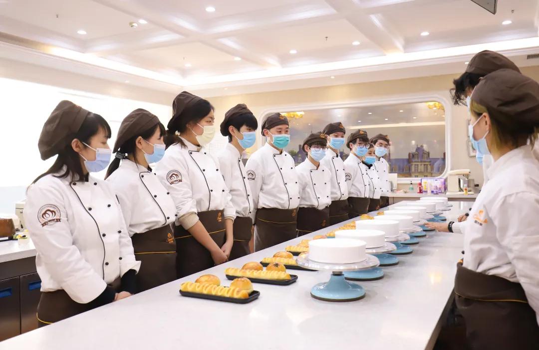 新手小白学做西点要去培训机构吗,想学西点该去什么店里学