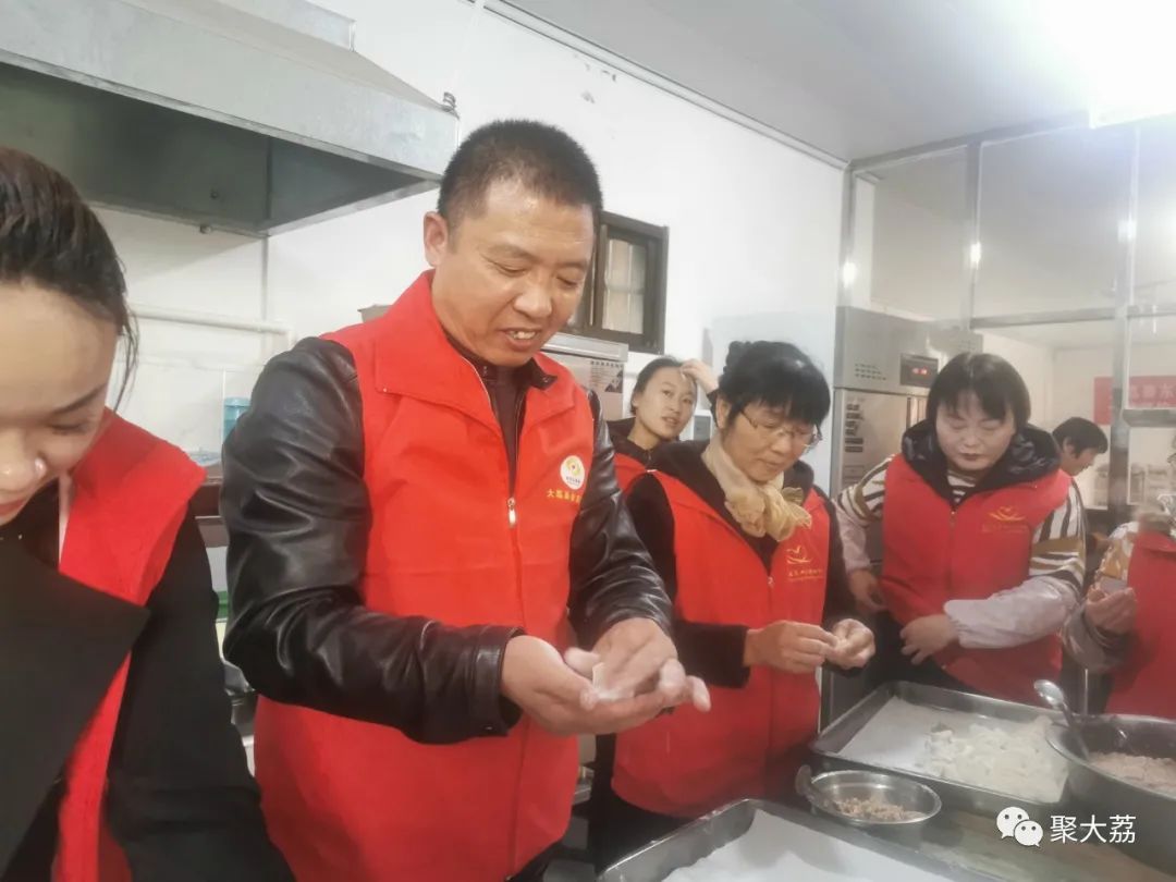 陪老人度过美好重阳节，大荔金龙、鸿运驾校、秦东考务中心在行动