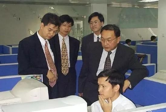 戴口罩直播1天卖3亿的雷军,像极了曾经的李嘉诚