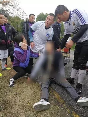 他们本想踢个球，最后却跳下了湖，关节都冻僵了，还说“值！”