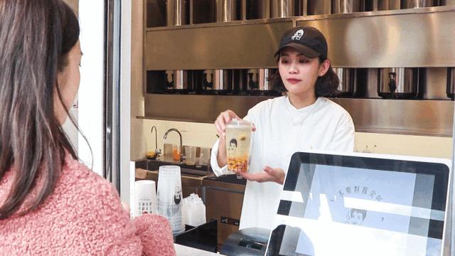 火爆台湾的“丑丑奶茶”首现厦门,拿着5分钟竟被搭讪10次……