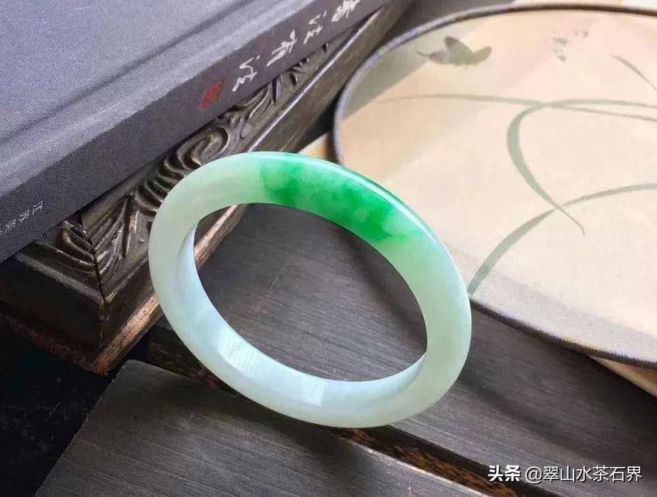 翡翠手镯取不下来怎么弄成两半,翡翠手镯取不下来怎么砸