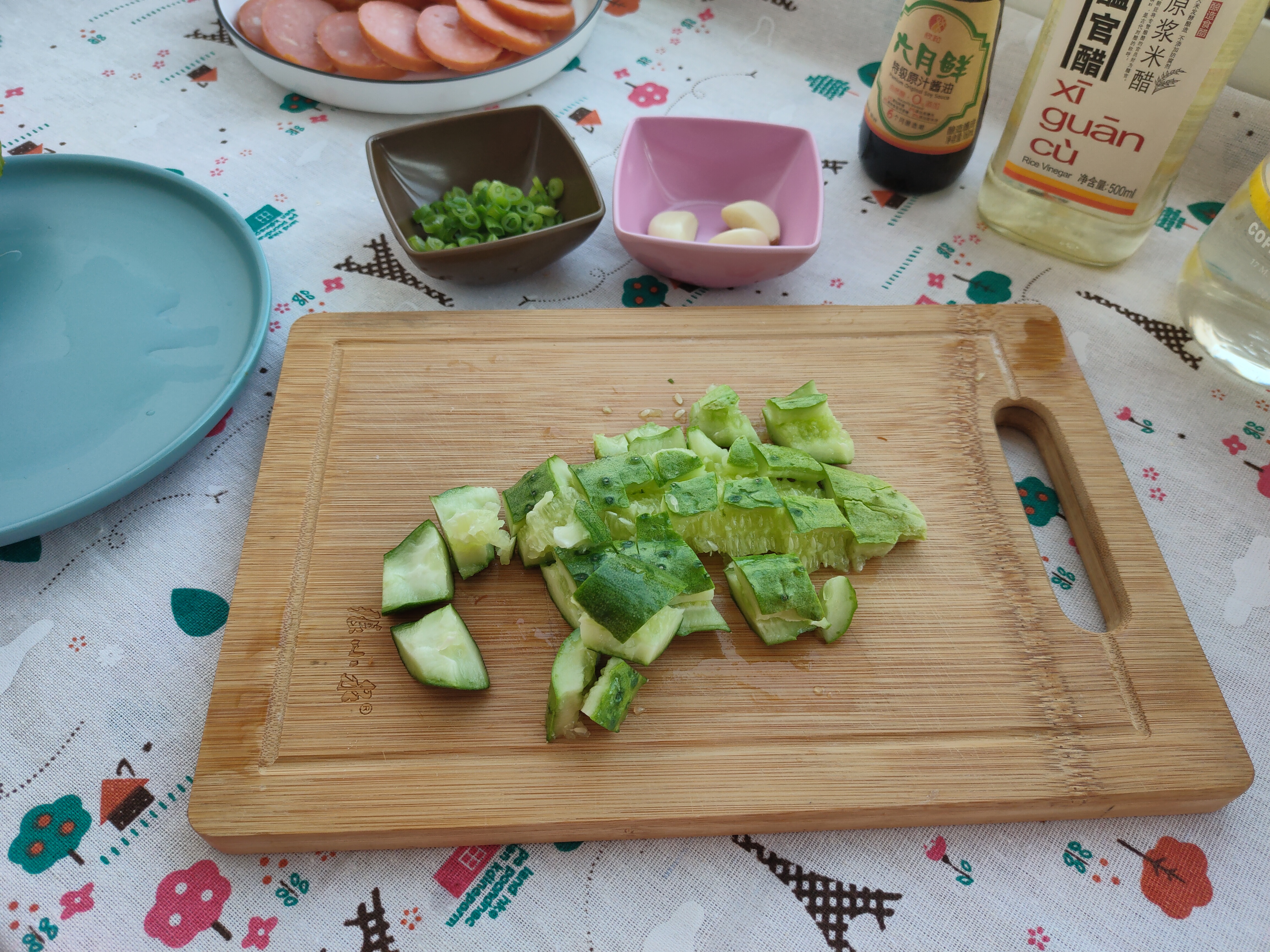 黄瓜拌香肠的家常做法,怎么做大米加黄瓜加鸡蛋加香肠