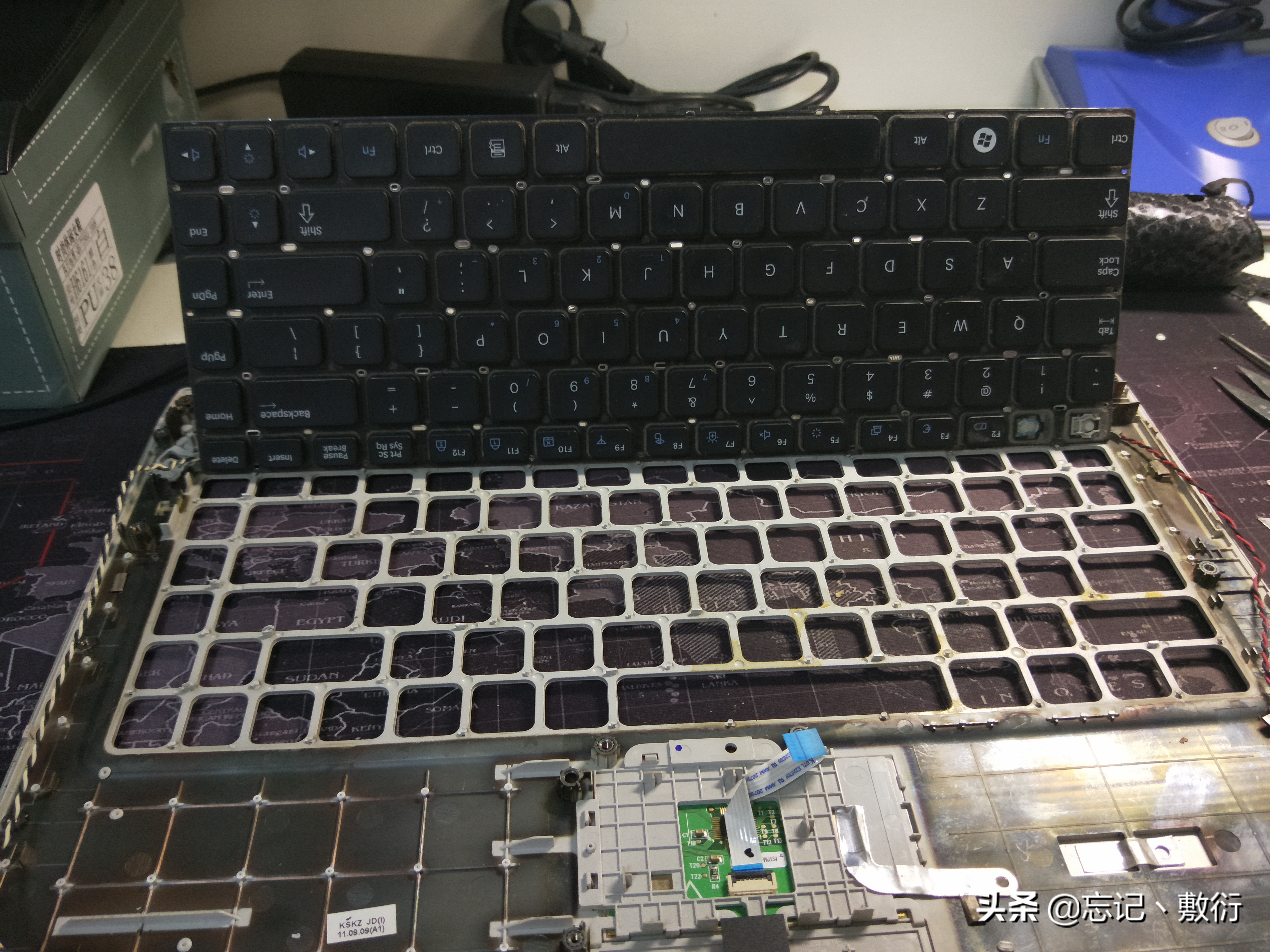 更换三星笔记本(q460)键盘,为了换个键盘把整个笔记本拆了稀碎