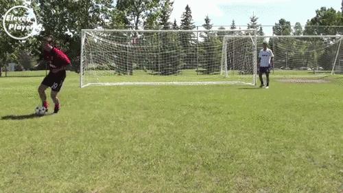 足球背身接球转身过人视频,背身接球和侧身接球的练习方法