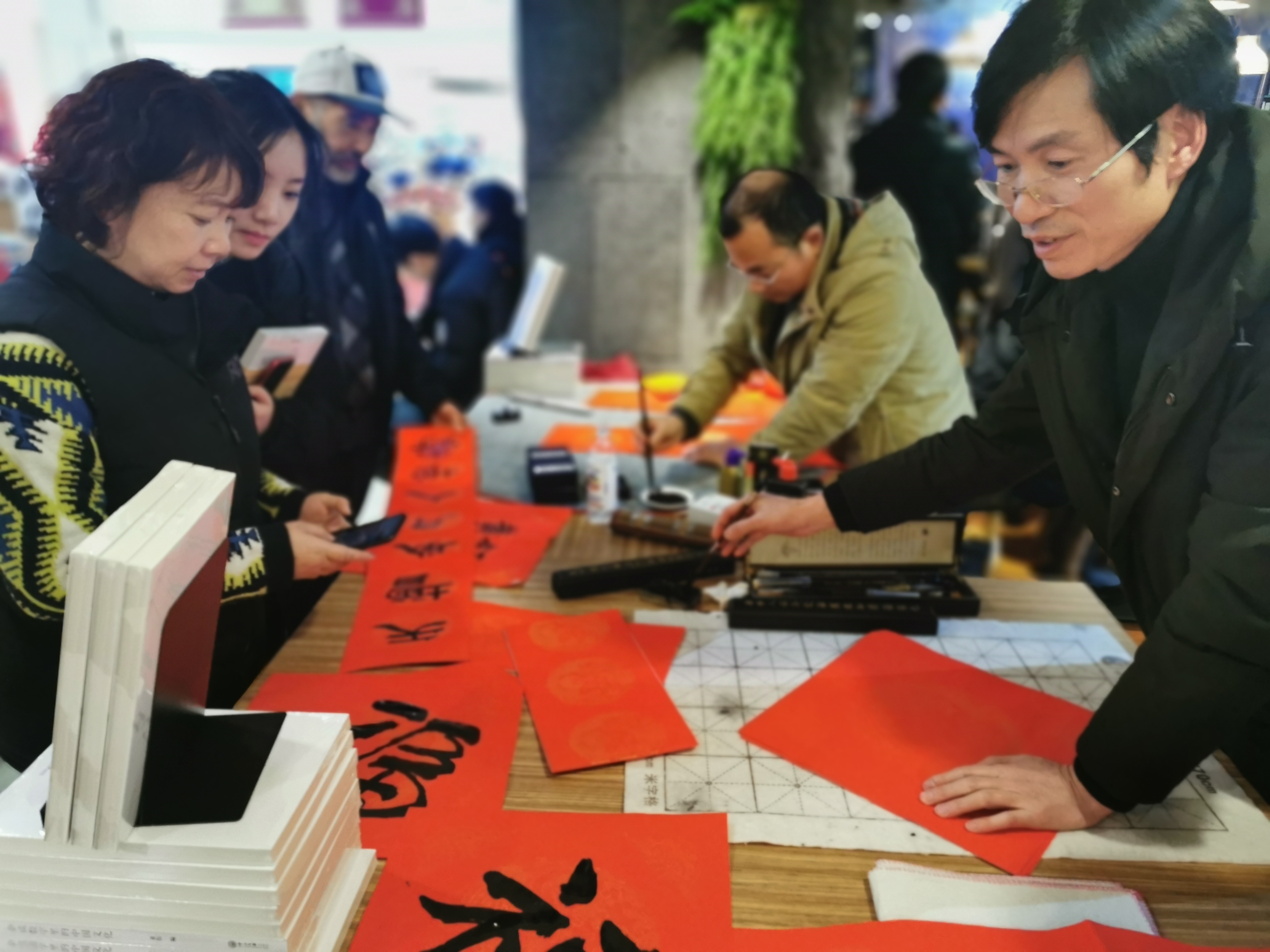 他不但是个作家还是个老师英语,他不仅是个教师还是一个作家英语