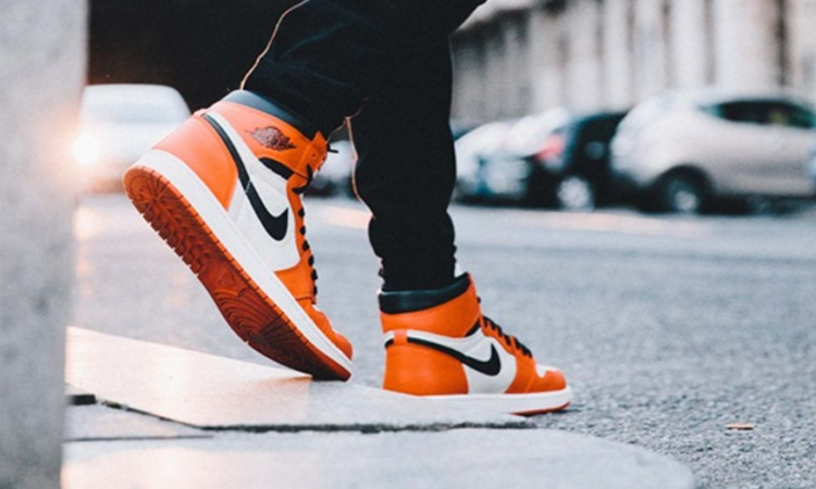 篮球博主扣碎篮板合集,乔丹扣碎篮板球鞋