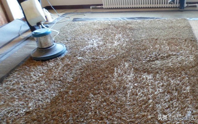 家里如何清洗地毯上的污点,家里的地毯脏了怎么洗小妙招