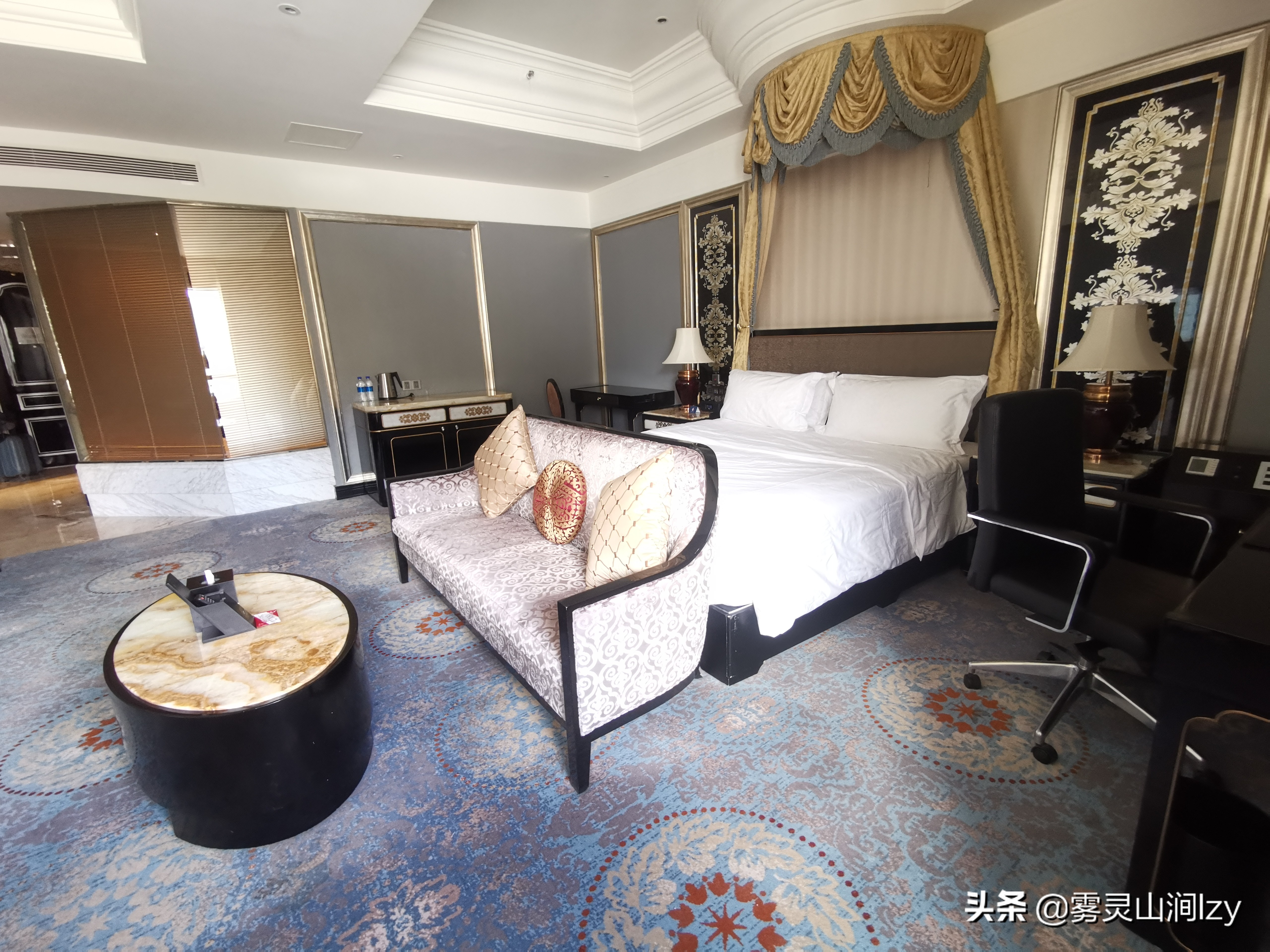 蓝天白云下的雪域高原布达拉宫,蓝天之下日光之城简介