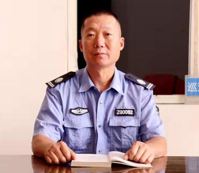 牛~武汉一高校保安大叔15年间写书3本,还自学日语发表论文励志