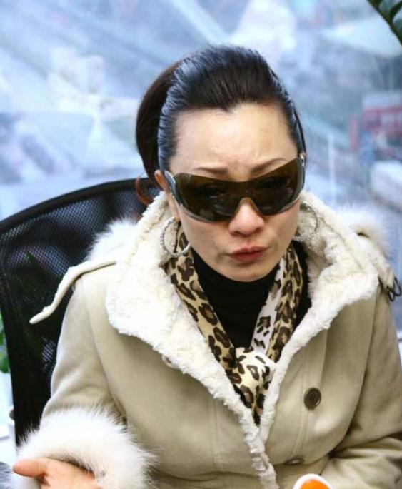 知名女星与已婚男同居18年，被当街扒衣殴打，怎么会沦落成这样？