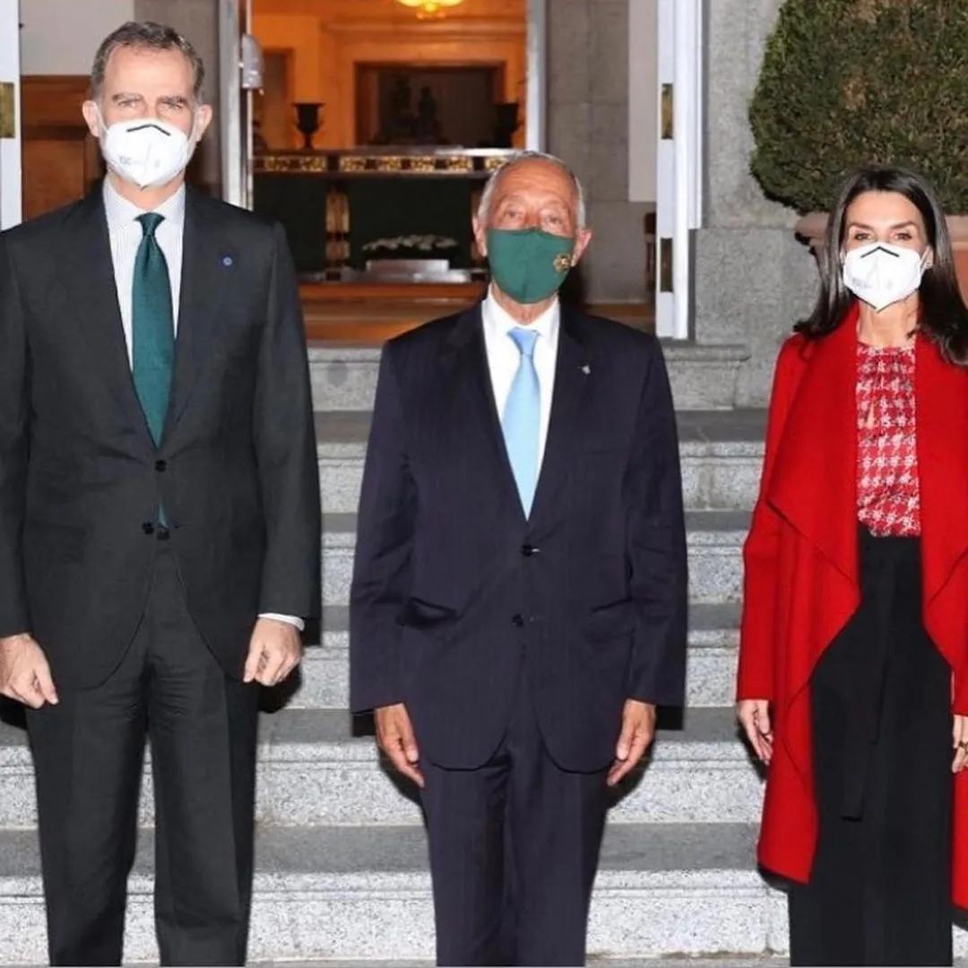 以女主人宫殿内接客，莱后红衣似火热情洋溢，全身旧衣成节俭标兵