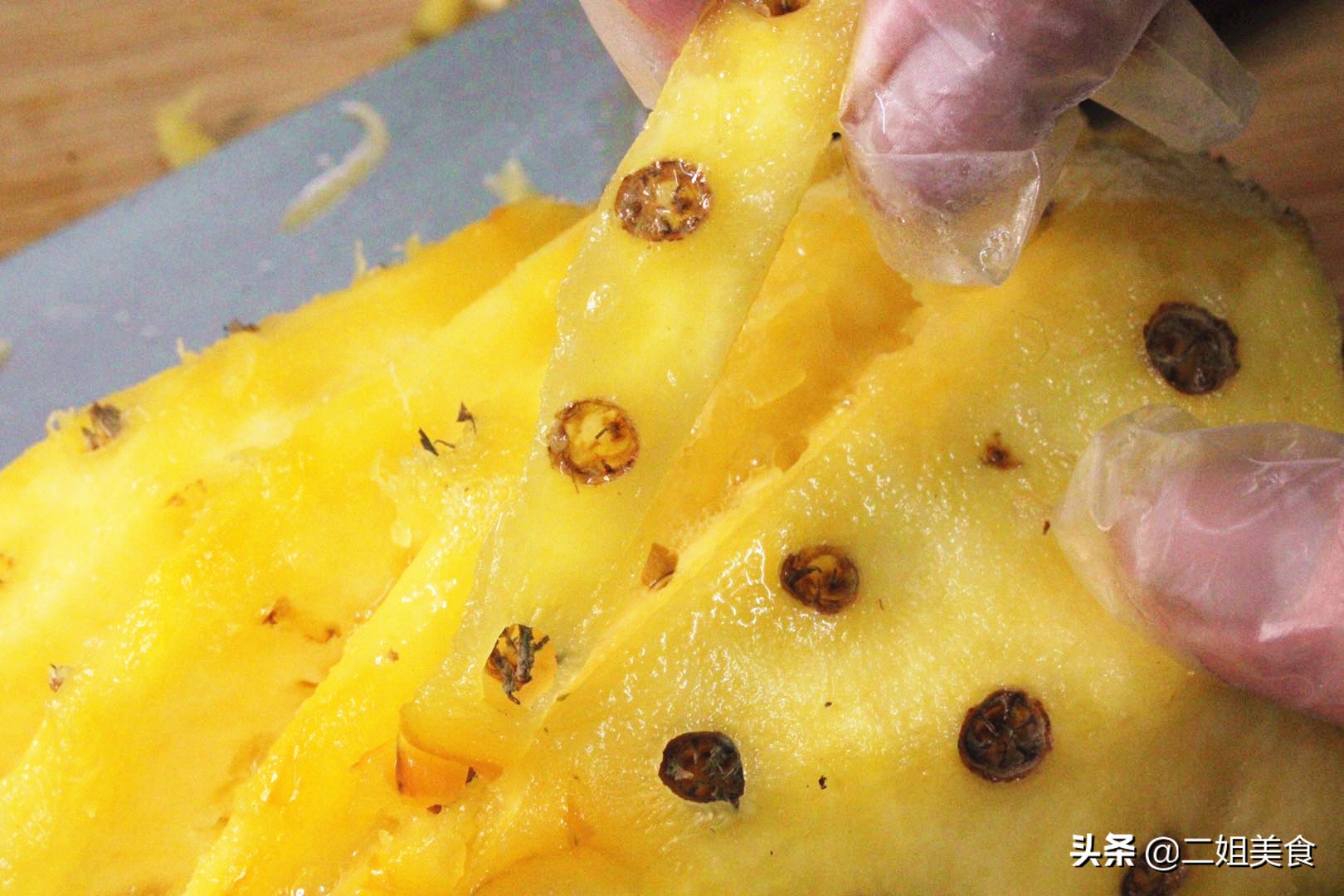 菠萝没有削皮刀的情况下怎么去皮,菠萝正确的削皮方法