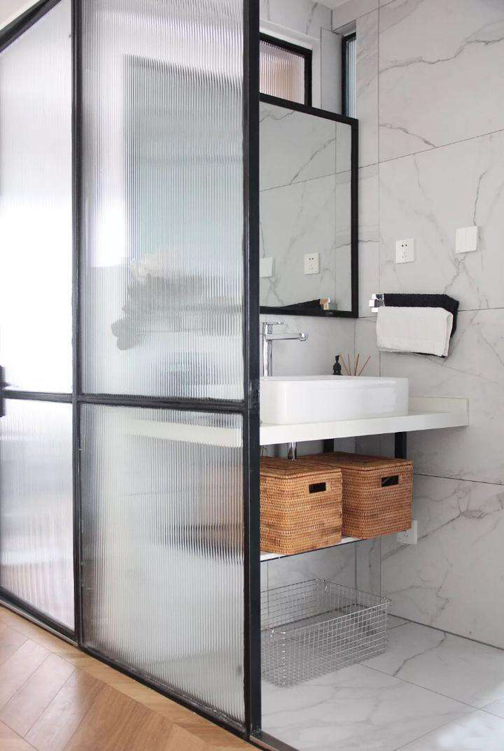 长虹玻璃做出来的阳台隔断效果,长虹玻璃嵌入墙体增加采光