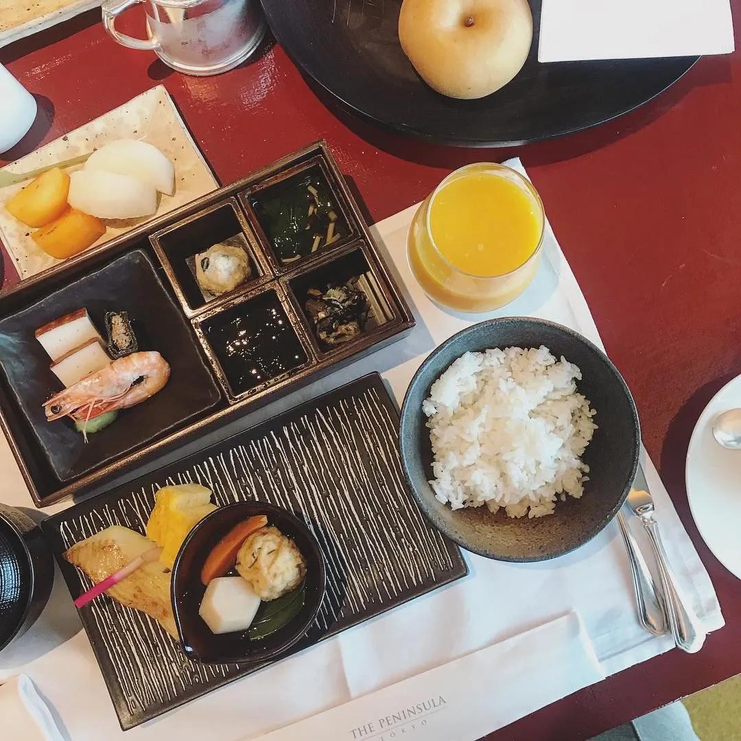 亿万富豪给孙子留下200亿遗产,富豪赠送700亿继子