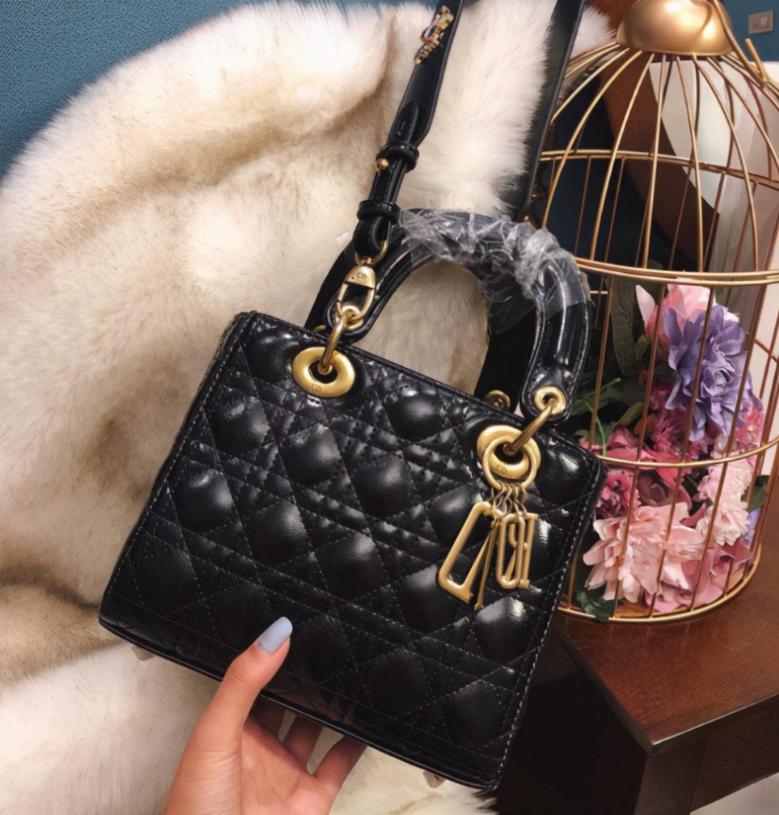 女富婆吐槽:游戏CP送我100块包邮迪奥包,却让我给他报销25000?