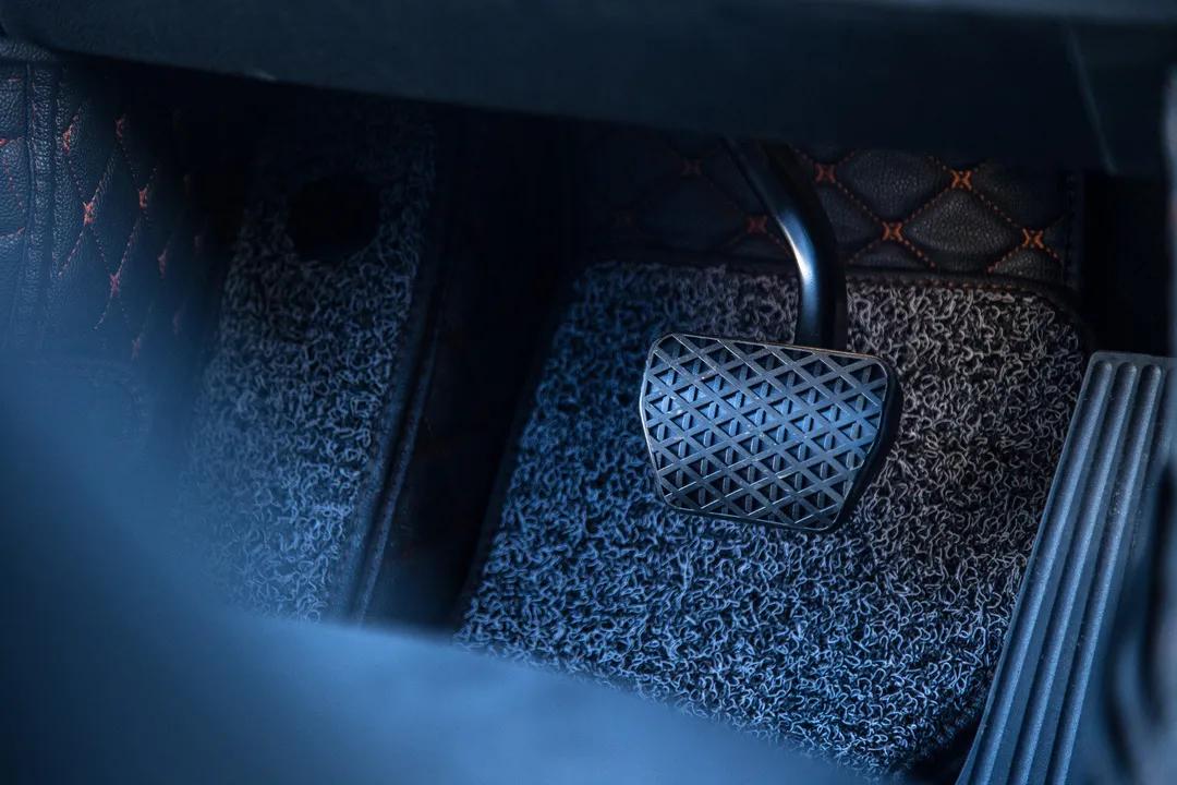 急刹车为什么感觉刹车踏板会跳动,踩刹车刹车踏板有震动抖动的感觉