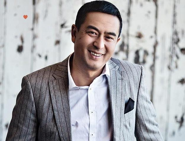 才49岁的张嘉译头发花白，走路已需要人扶？西瓜视频为你揭秘