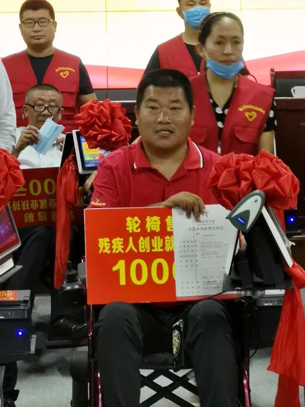 “学*党**史，体彩代销者潘百胜：“轮椅售彩”的故事