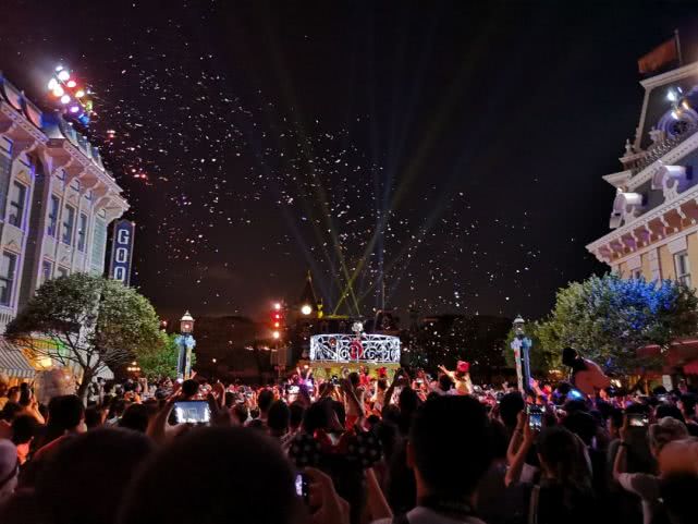 香港迪士尼今年首季盈利创新高,香港迪士尼亏损还是盈利