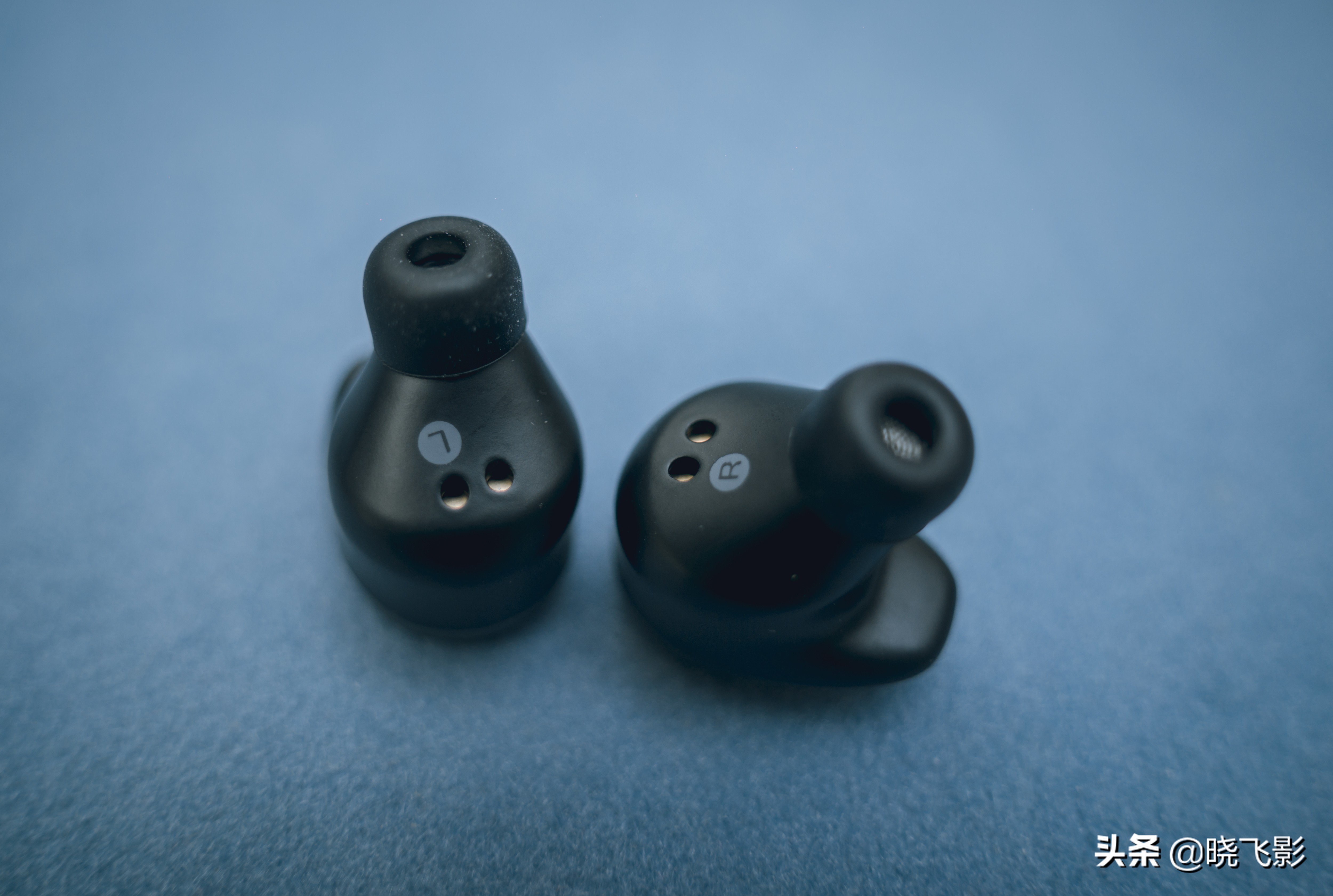 一个耳机盒有两种耳机,一个耳机盒