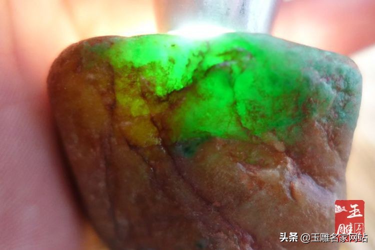 真玉跟假玉灯下区别是什么？打灯观察玉石真假