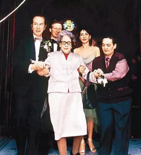 儿女死的死疯的疯,身为澳门第一美人的她,嫁给赌王是一生的错?