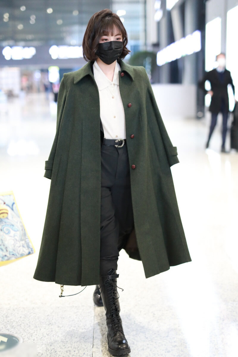 刘诗诗同款橘色冲锋衣穿搭,刘诗诗军绿色背带裙