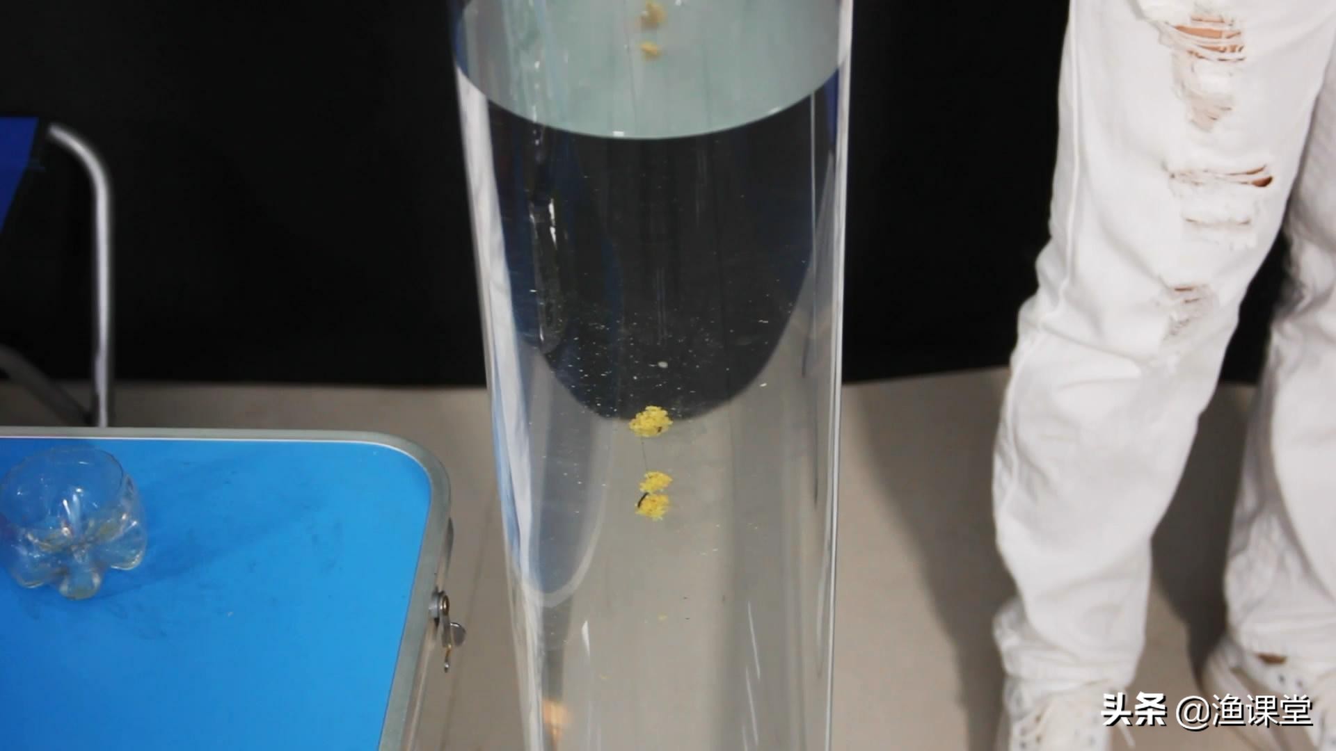 起底化氏新鱼饵“鲫大师”的入水效果,你说这样的效果能上鱼不?