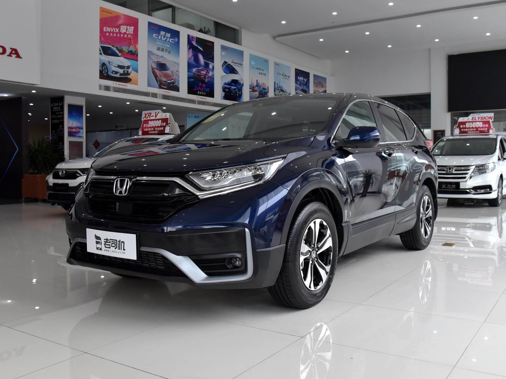 6.4L油耗日系SUV销冠,大空间高配置车又耐用,实拍本田CR-V