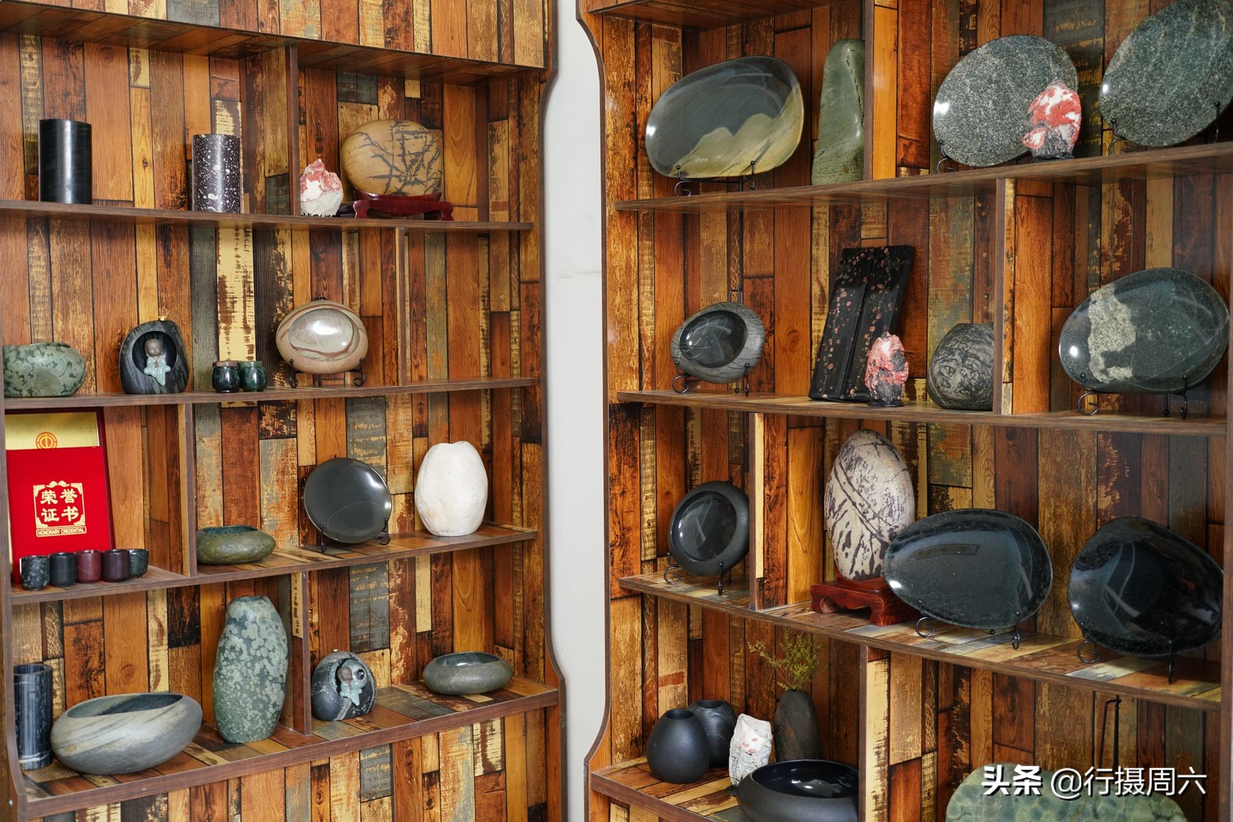 石头做手工能赚钱吗,农村小伙靠捡石头成亿万富豪