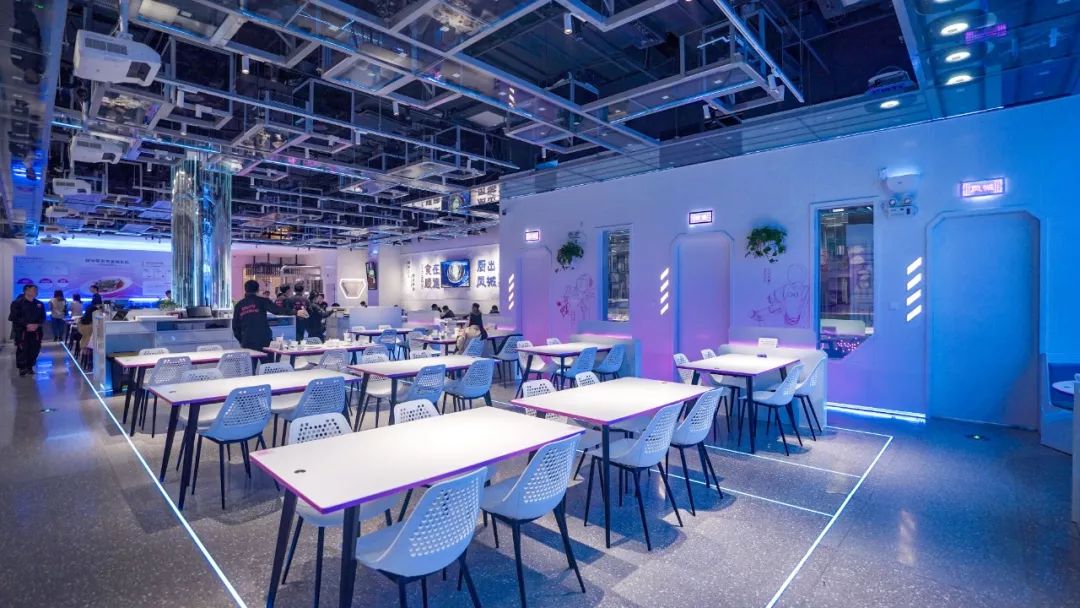 听说有群机器人乘“太空舱”悄然登陆广州？