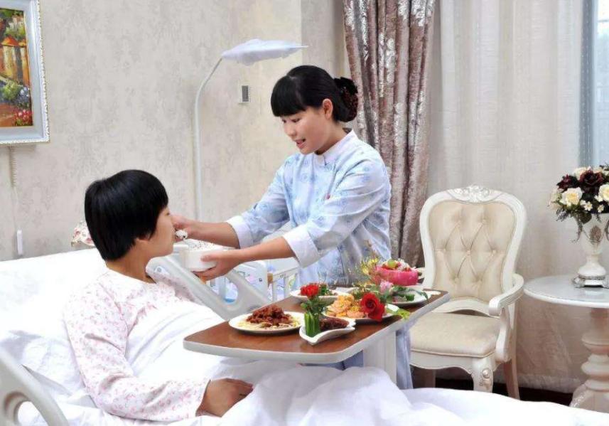 27岁产妇在产房里竟遭如此对待,产妇产房里走出来后家人的反应