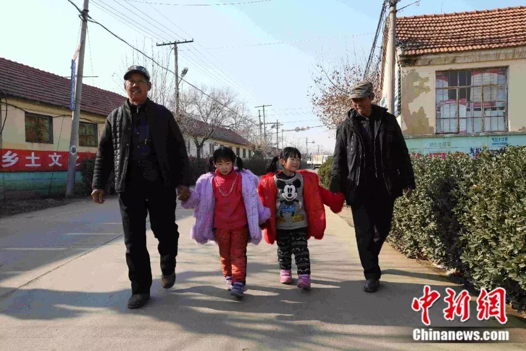 一村子生下22个双胞胎,一家遭意外生一对双胞胎