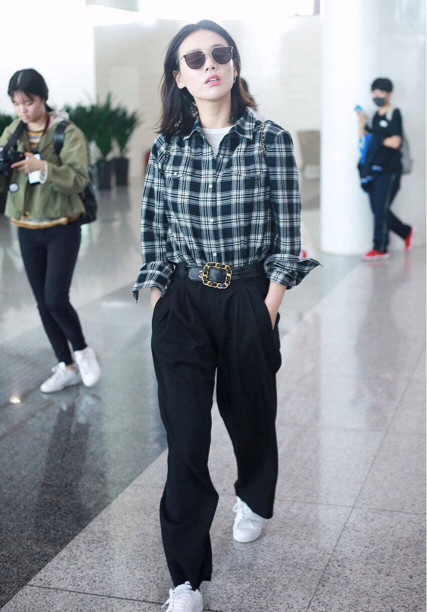 马思纯全新暗黑风穿搭,马思纯惊艳写真绿色裙子