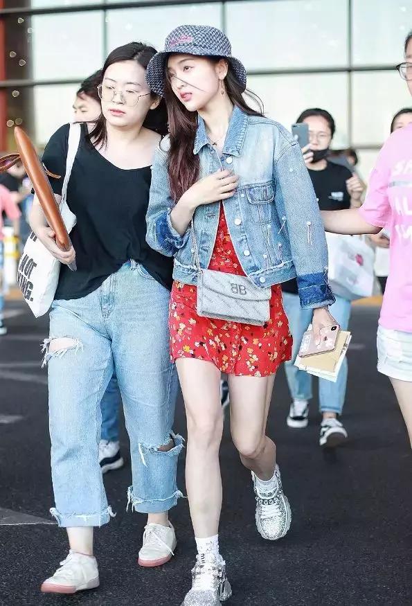 泫雅、迪丽热巴、关晓彤的印花裙，谁的品味更好？