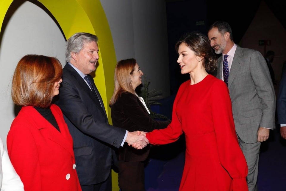 西班牙王后最新的穿搭,西班牙王后实力演绎花裙穿搭