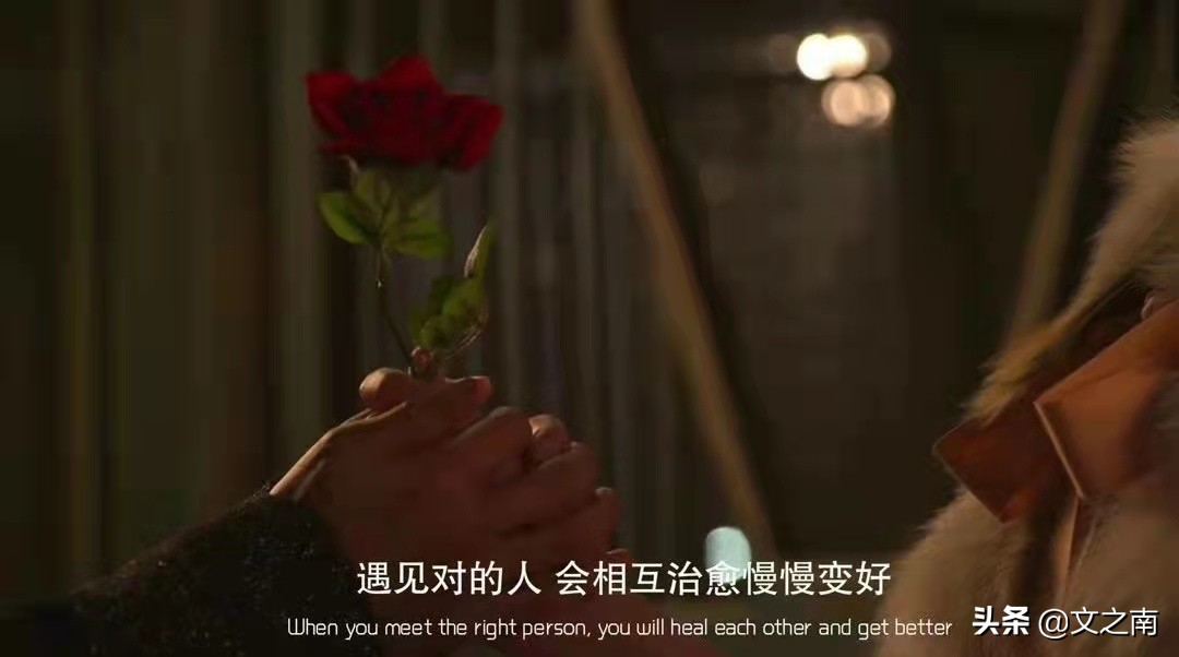 身上粘了很多毛毛,身上盖着薄薄的破被