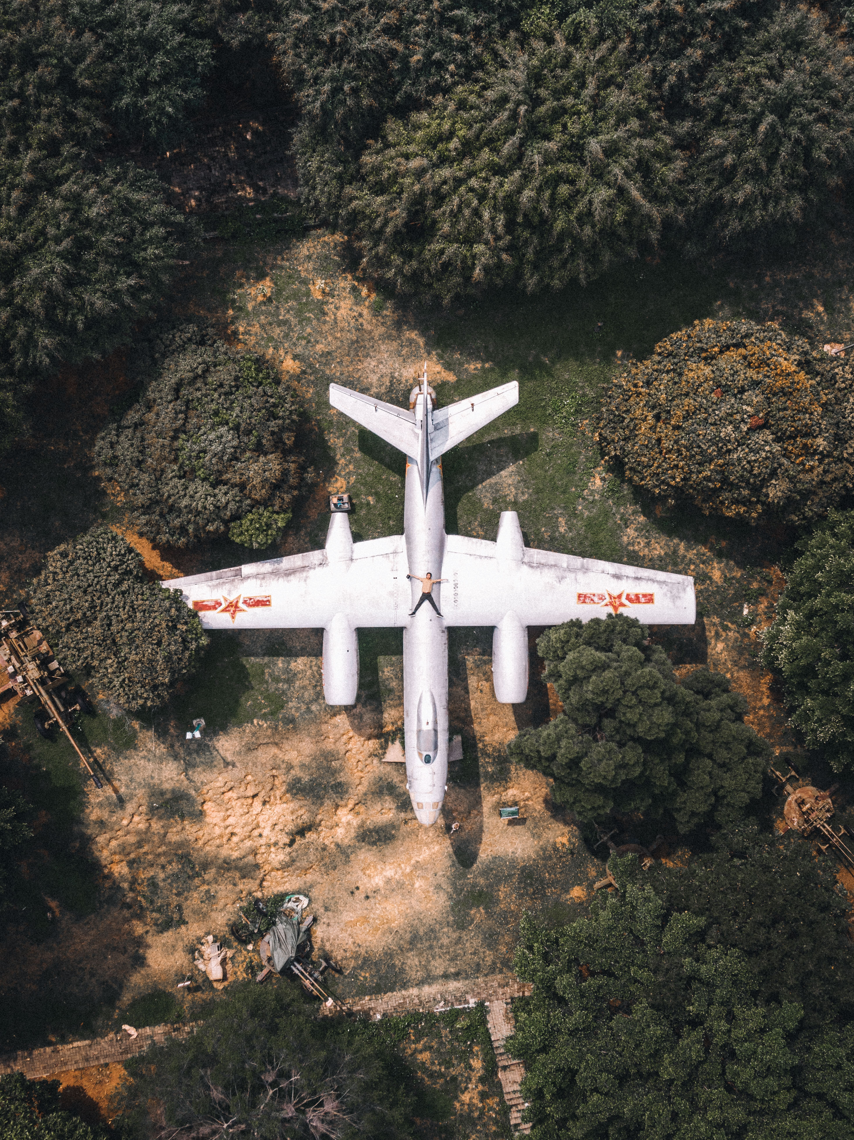广州山林里面发现一架废弃的飞机,广东深山里的隐藏飞机