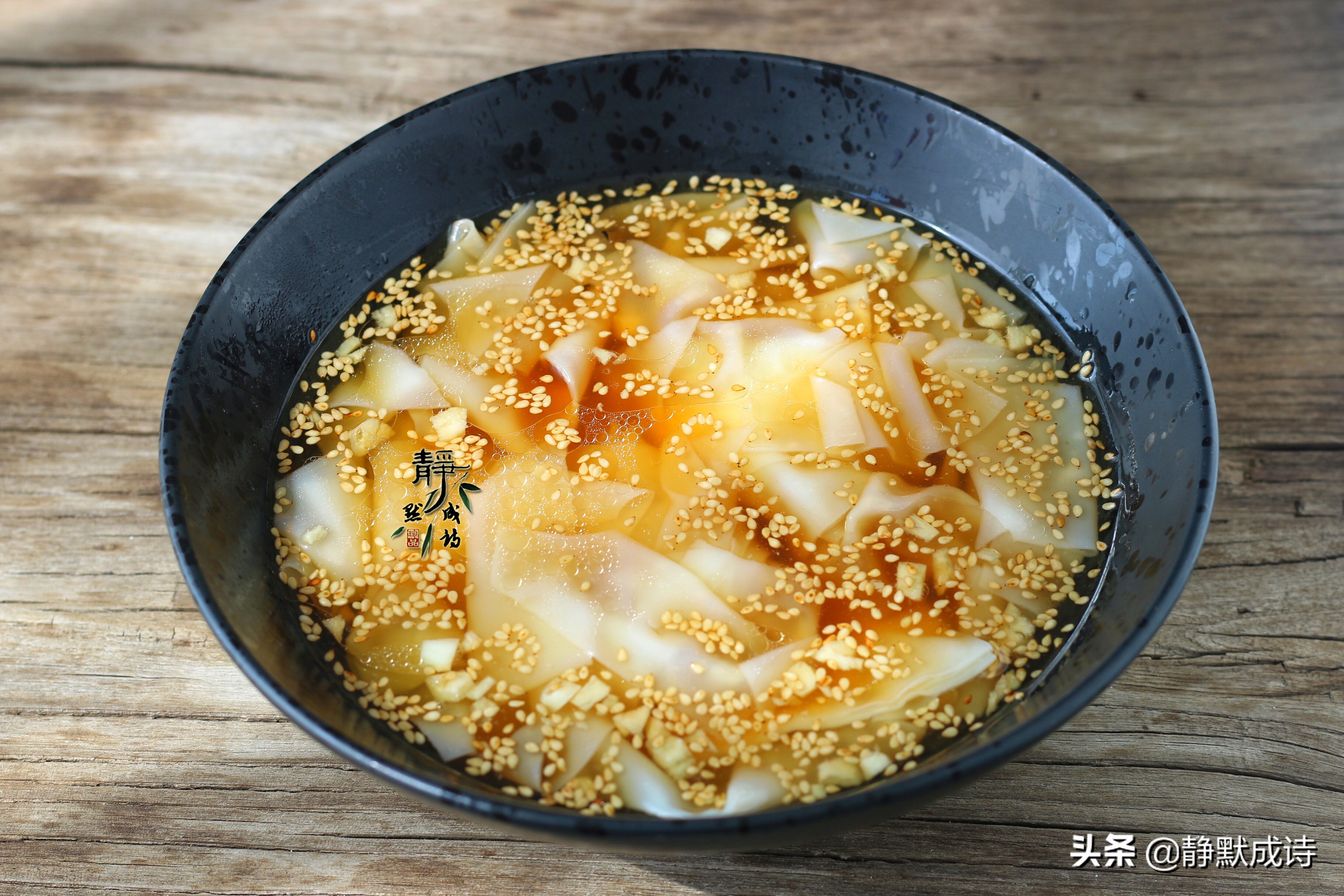 剩馄饨皮的最佳吃法，面香滑汤酸爽，比馄饨还可口，越吃越喜欢