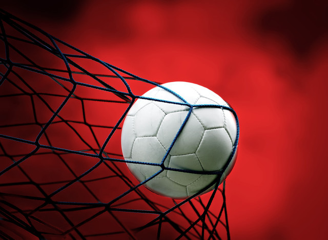 足球比赛暴力行为怎么规定,足球比赛中哪些行为会被罚红牌