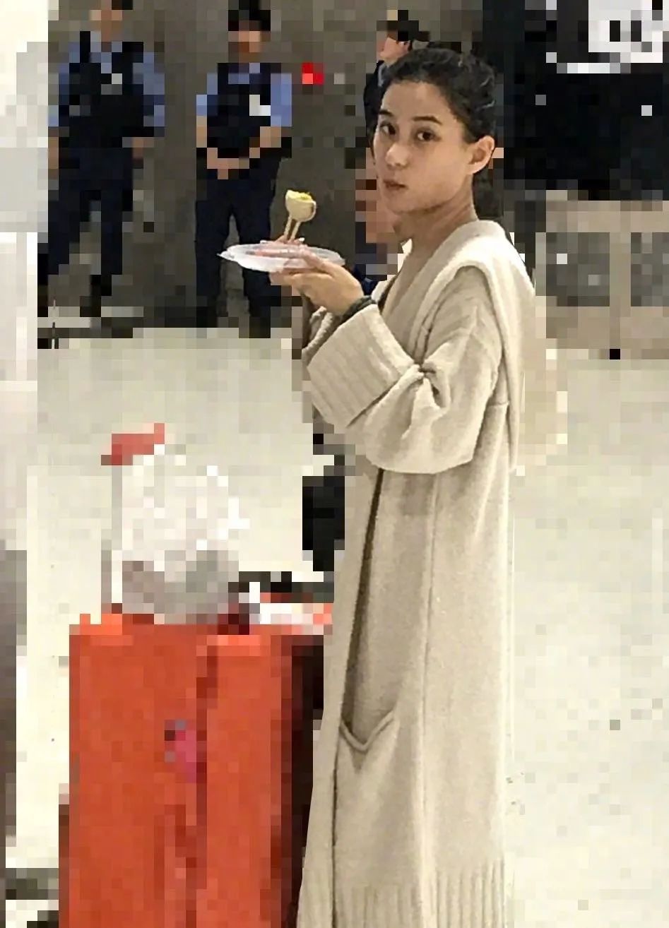 何超莲晒窦骁合照大秀恩爱,窦骁深夜晒何超莲合影