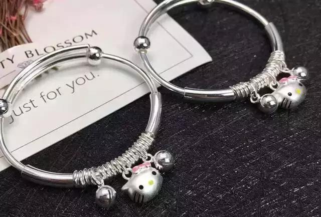 宝宝可以戴银的饰品吗,2岁宝宝可以戴纯银首饰吗