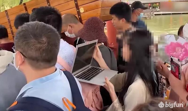 穿上一身牛B机甲放大招是每个男孩的美梦