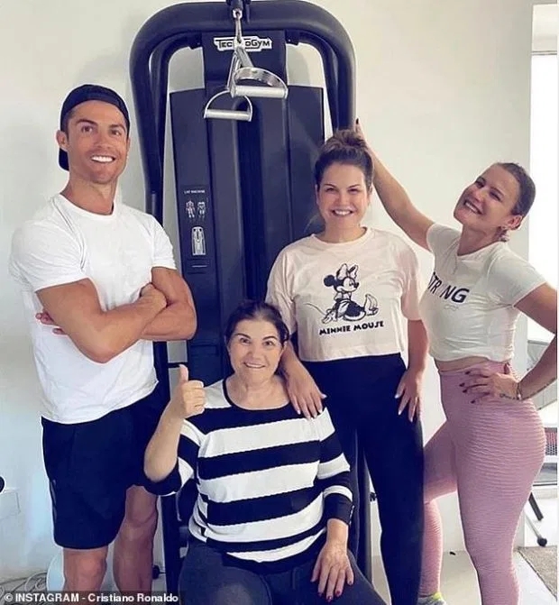 c罗从贫民窟到亿万豪宅,c罗年入1.25亿美元多少人民币