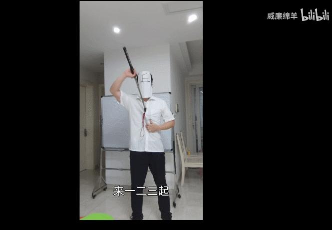 二次元妹子的胸口能掏出多少东西？