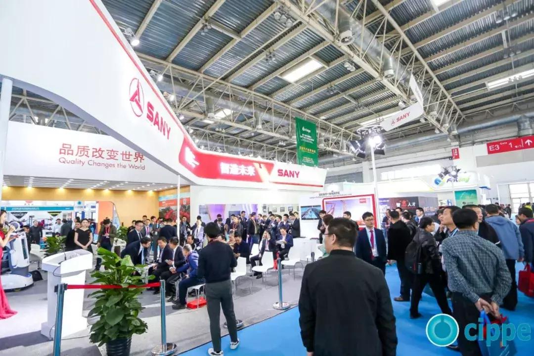 顾秀莲、马培华、李毅中、张来斌参加一年一度的世界石油装备大会cippe