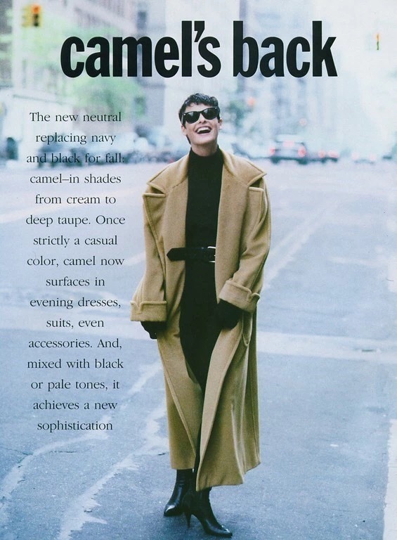 驼色大衣配黑色微喇裤,驼色大衣搭配黑色工装裤