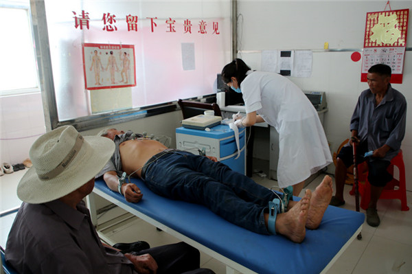 乡镇卫生院医护人员下乡免费体检,县医院专家下乡为村民免费看病